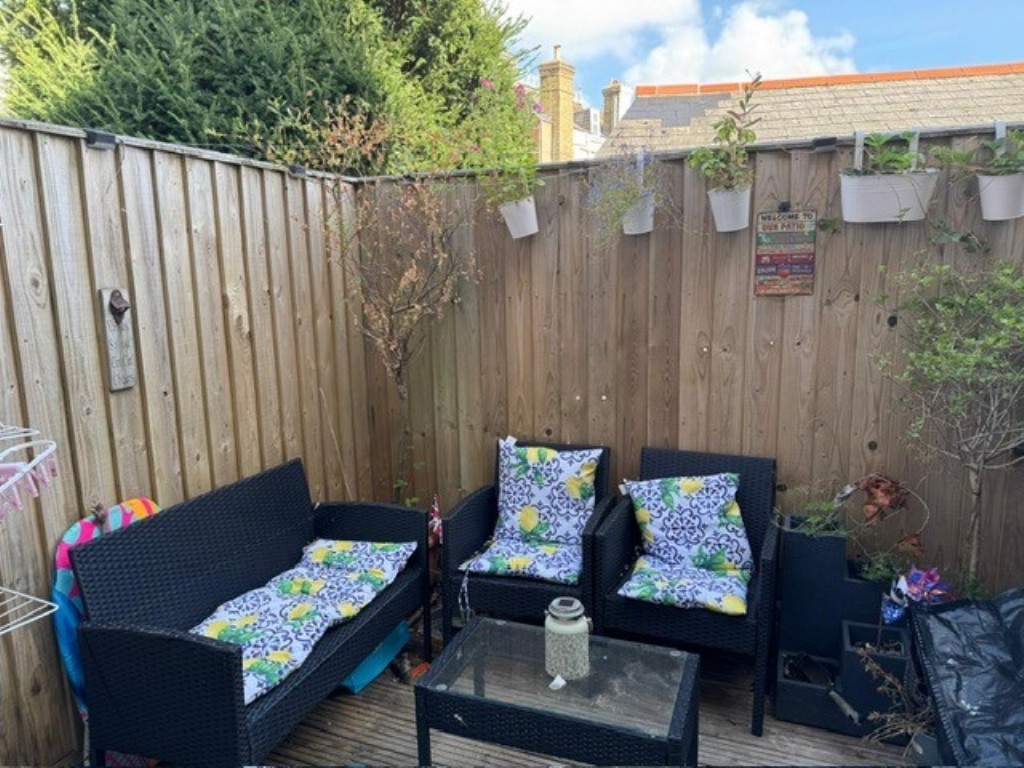 Lot: 60 - THREE-BEDROOM COTTAGE FOR INVESTMENT OR OCCUPATION - The Rear Garden